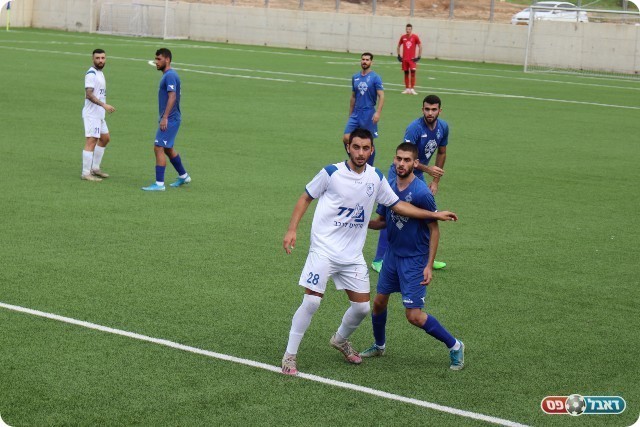 אלמוג ברכה (בכחול), אקס מחלקת הנוער של מכבי יפו, שומר על הכישרון יוני פרבר (רון עמיקם)